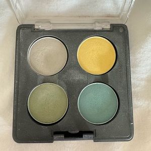 2 quad palettes.